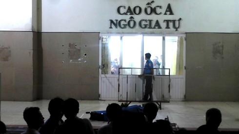 Người phụ nữ nhảy lầu tự tử sau khi cắt cổ tay - ảnh 1