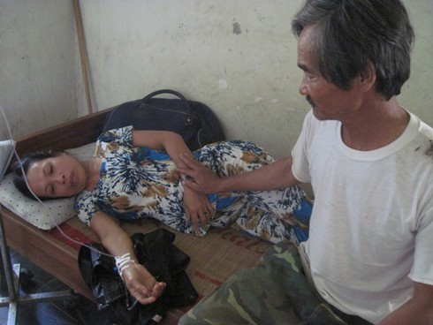Đu dây qua sông bị rơi, một phụ nữ nguy kịch - ảnh 2