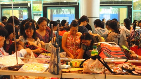 Thương xá Tax đông nghẹt khách trước ngày bị san phẳng - ảnh 11