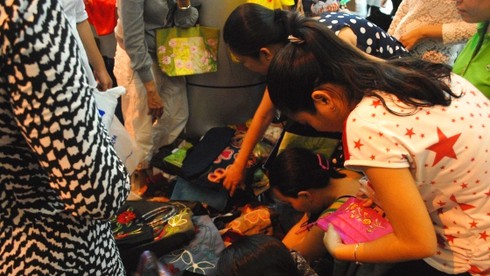 Thương xá Tax đông nghẹt khách trước ngày bị san phẳng - ảnh 8