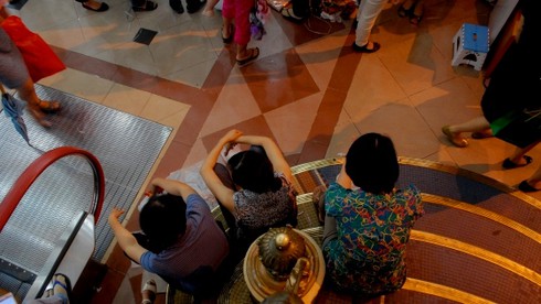 Thương xá Tax đông nghẹt khách trước ngày bị san phẳng - ảnh 17