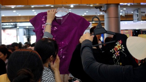 Thương xá Tax đông nghẹt khách trước ngày bị san phẳng - ảnh 10