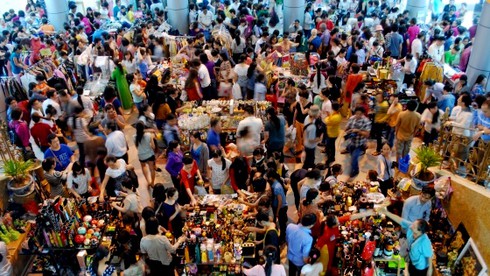 Thương xá Tax đông nghẹt khách trước ngày bị san phẳng - ảnh 1