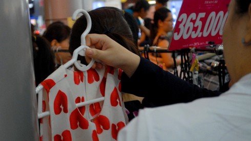 Thương xá Tax đông nghẹt khách trước ngày bị san phẳng - ảnh 9