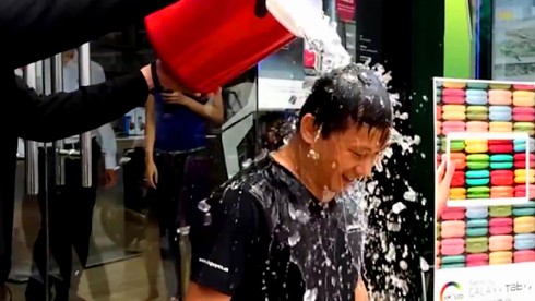 Trào lưu dội nước đá: “Thử đi, đã lắm!” - ảnh 1