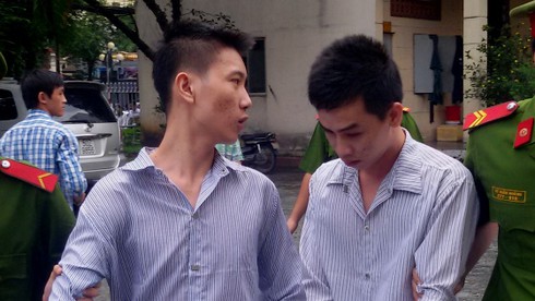 Cùng hiếp dâm thiếu nữ say rượu, 2 bị cáo lĩnh 27 năm tù - ảnh 1