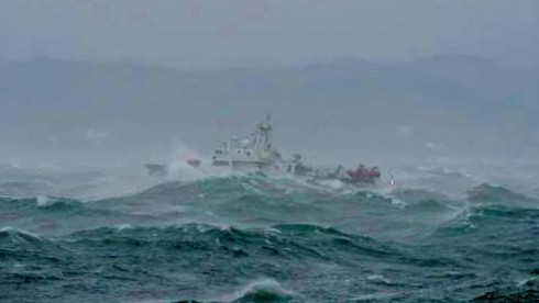 Chìm tàu chở 3.000 tấn than: Cứu được 4 thủy thủ, 2 người mất tích - ảnh 1