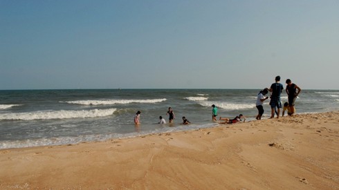 Bình Thuận: Lấn chiếm đất công, lập bãi tắm ở vùng nước xoáy - ảnh 1