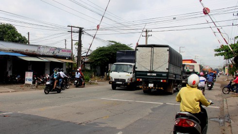 Tai nạn hy hữu, tài xế bị cuộn sắt đang chở đè tử vong - ảnh 1