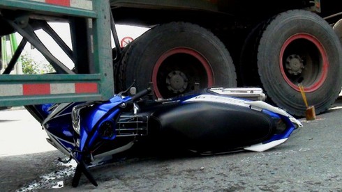 Phanh gấp, nam thanh niên văng vào gầm xe container - ảnh 2