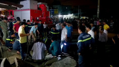 Chơi dưới mưa lớn, bé trai bị cuốn vào cống mất tích - ảnh 2