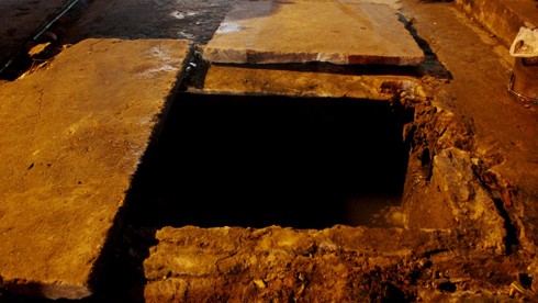 Chơi dưới mưa lớn, bé trai bị cuốn vào cống mất tích - ảnh 1