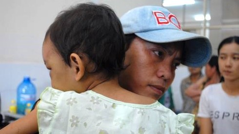 Bình Dương: Cháu bé 4 tuổi bị bạo hành chính thức được giao cho bố đẻ - ảnh 1