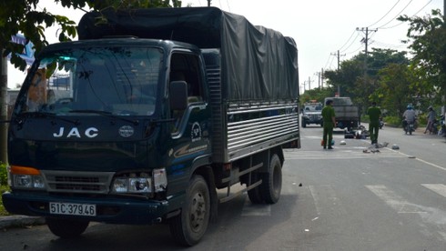 Va chạm với xe tải, hai người trên xe máy tử vong - ảnh 1