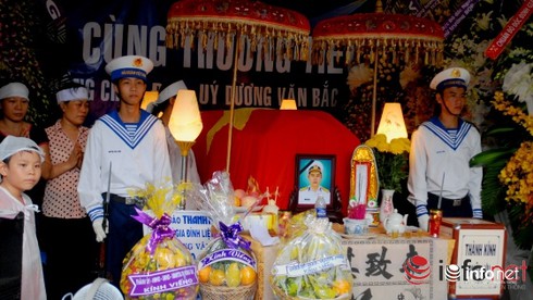 Chiếc bàn thờ lập vội trên nhà giàn DK1 - ảnh 3