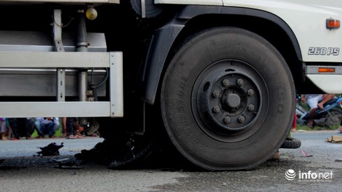 Xe máy đối đầu xe tải, hai người chết tại chỗ - ảnh 1