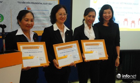 Bưu điện TP.HCM trao ipad cho khách hàng trúng thưởng - ảnh 2