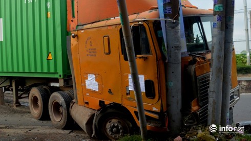 Xe ben gây tai nạn chết người, xe container