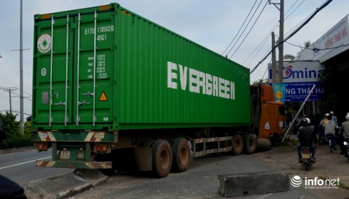 Xe ben gây tai nạn chết người, xe container