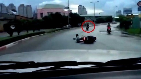 Hai tên cướp đạp ngã một phụ nữ xuống đường cướp tài sản - ảnh 1