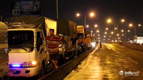 TP.HCM: Lật xe, gần 10 tấn bùn đổ tràn đường - ảnh 3