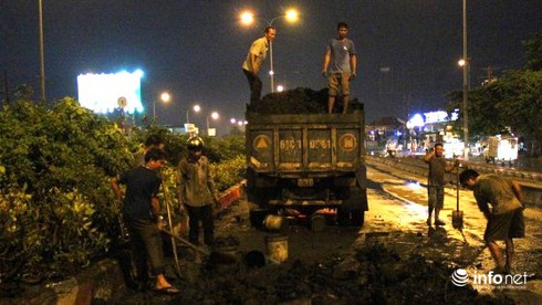TP.HCM: Lật xe, gần 10 tấn bùn đổ tràn đường - ảnh 1