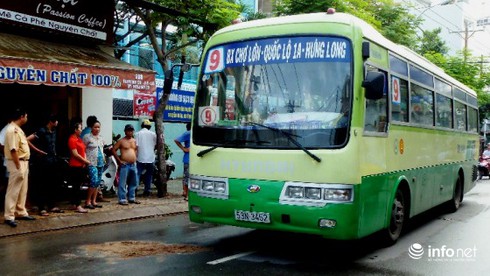 Xe máy bị xe buýt kéo đi gần 100m, một người tử vong - ảnh 1