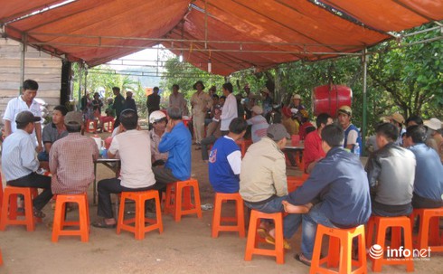 Vụ mang quan tài đến UBND xã: Gia đình đã đưa về mai táng - ảnh 2