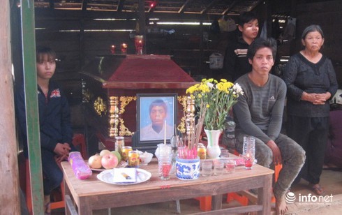 Vụ mang quan tài đến UBND xã: Gia đình đã đưa về mai táng - ảnh 1