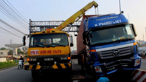 Tài xế buồn ngủ, xe container gây tai nạn làm đường kẹt cứng - ảnh 2