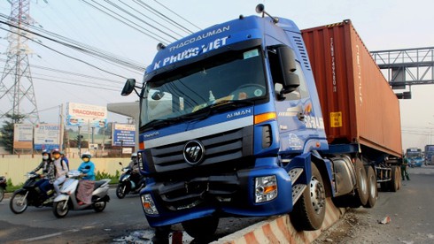 Tài xế buồn ngủ, xe container gây tai nạn làm đường kẹt cứng - ảnh 1