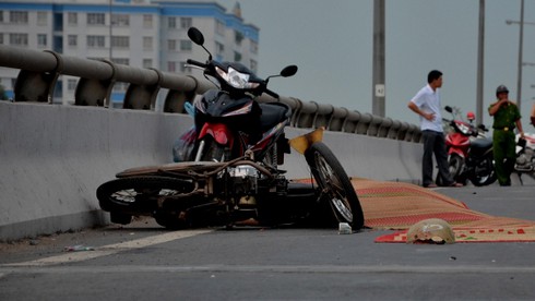 Người đàn ông bị xe container cán chết trên cầu vượt An Sương - ảnh 1