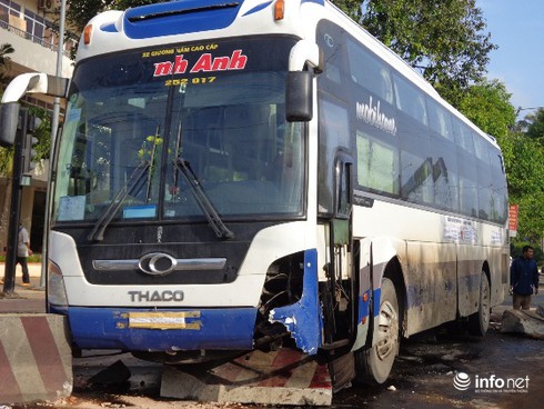 Đắk Lắk: Xe khách “nuốt” hơn 10m dải phân cách - ảnh 1