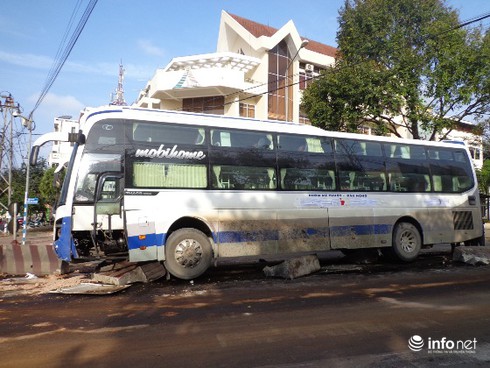 Đắk Lắk: Xe khách “nuốt” hơn 10m dải phân cách - ảnh 2