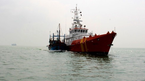 Cứu 8 ngư dân bị nạn tại vùng biển Hoàng Sa - ảnh 1