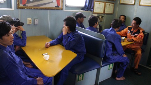 Cứu 8 ngư dân bị nạn tại vùng biển Hoàng Sa - ảnh 2