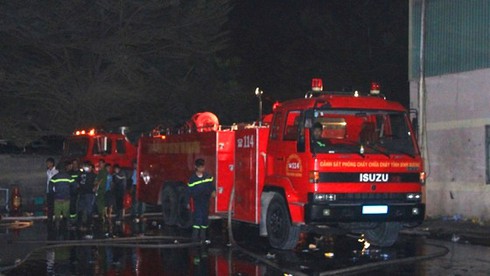 Bình Dương: Kho vải cháy liên tục trong 5 giờ - ảnh 2