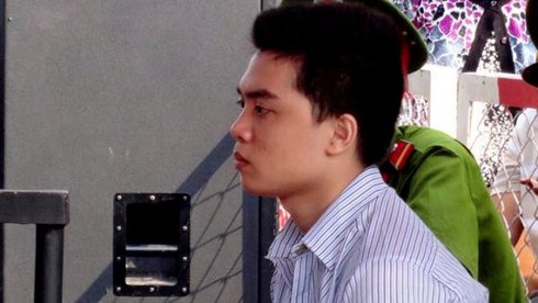 Siết cổ bạn gái rồi treo cổ tự tử đến ba lần nhưng không chết - ảnh 1