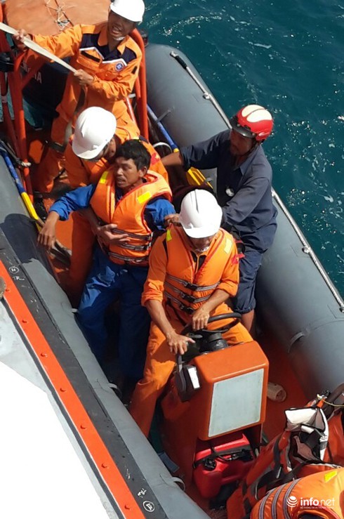 Cứu hộ thành công một ngư dân bị co giật trên biển - ảnh 1