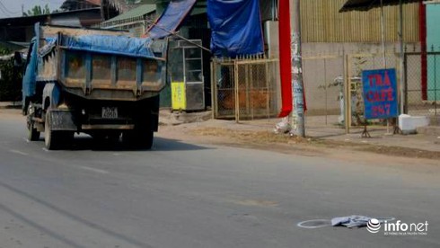 Người đàn ông bị xe cán tử vong vì quay lại nhặt áo giữa đường? - ảnh 1