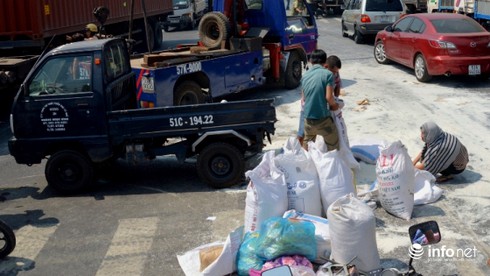 Xe tải tông xe máy, hàng chục bao gạo đổ trắng đường - ảnh 1