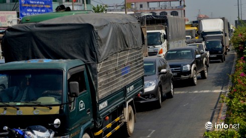 Xe tải tông xe máy, hàng chục bao gạo đổ trắng đường - ảnh 3