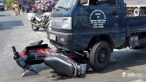 Xe tải tông xe máy, hàng chục bao gạo đổ trắng đường - ảnh 2