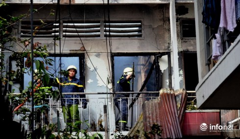 Người dân đưa cụ già ra khỏi căn nhà bốc cháy - ảnh 1