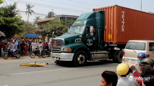 Dừng xe bất cẩn, con bị cán tử vong, mẹ bị dập hai chân - ảnh 2