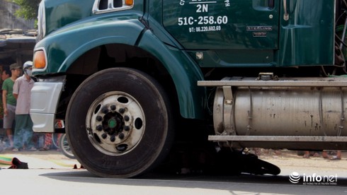 Dừng xe bất cẩn, con bị cán tử vong, mẹ bị dập hai chân - ảnh 3