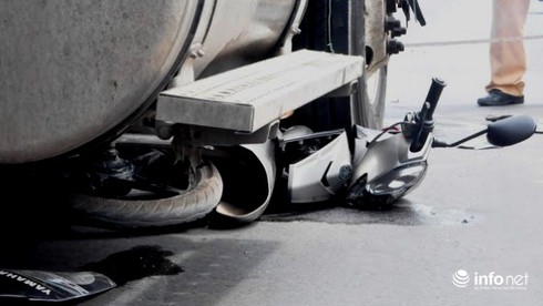 Dừng xe bất cẩn, con bị cán tử vong, mẹ bị dập hai chân - ảnh 1