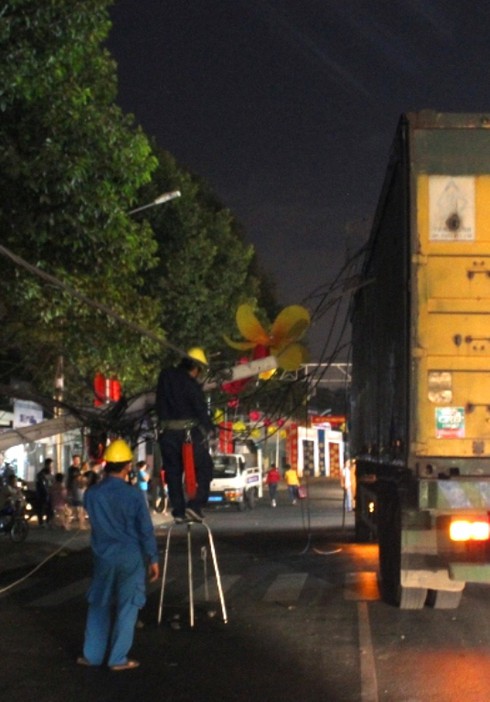TP.HCM: Vướng đèn trang trí Tết, xe container kéo đổ cột điện - ảnh 3