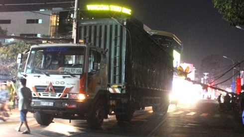 TP.HCM: Vướng đèn trang trí Tết, xe container kéo đổ cột điện - ảnh 2