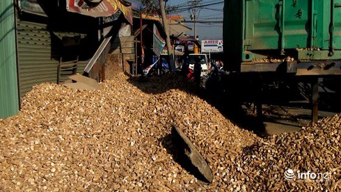 TP.HCM: Xe chở sắn lật nhào, ba nhà dân bị bít cửa - ảnh 1
